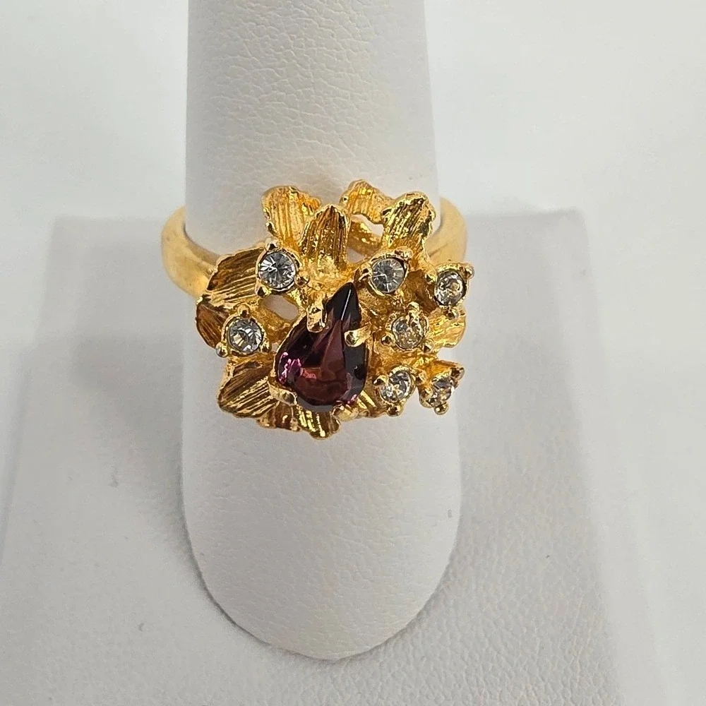 Ring Womens 8 Floral Cluster Gold Tone Purple Amethyst EUC